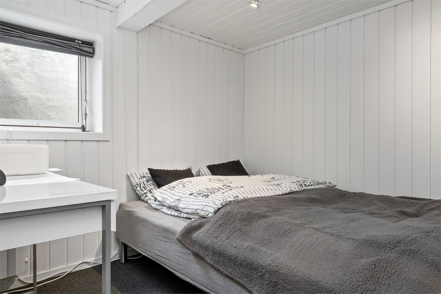 I dag innredet som soverom - Ikke godkjent til varig opphold. Vindu på tilfredsstiller ikke dagens krav til rømning eller dagslys. Rømning via tilstøtende rom.