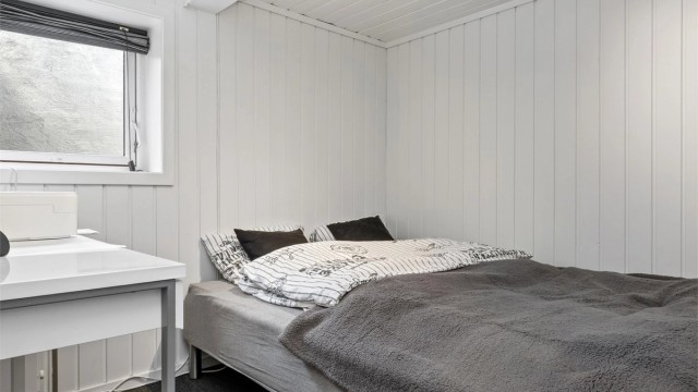 I dag innredet som soverom - Ikke godkjent til varig opphold. Vindu på tilfredsstiller ikke dagens krav til rømning eller dagslys. Rømning via tilstøtende rom.