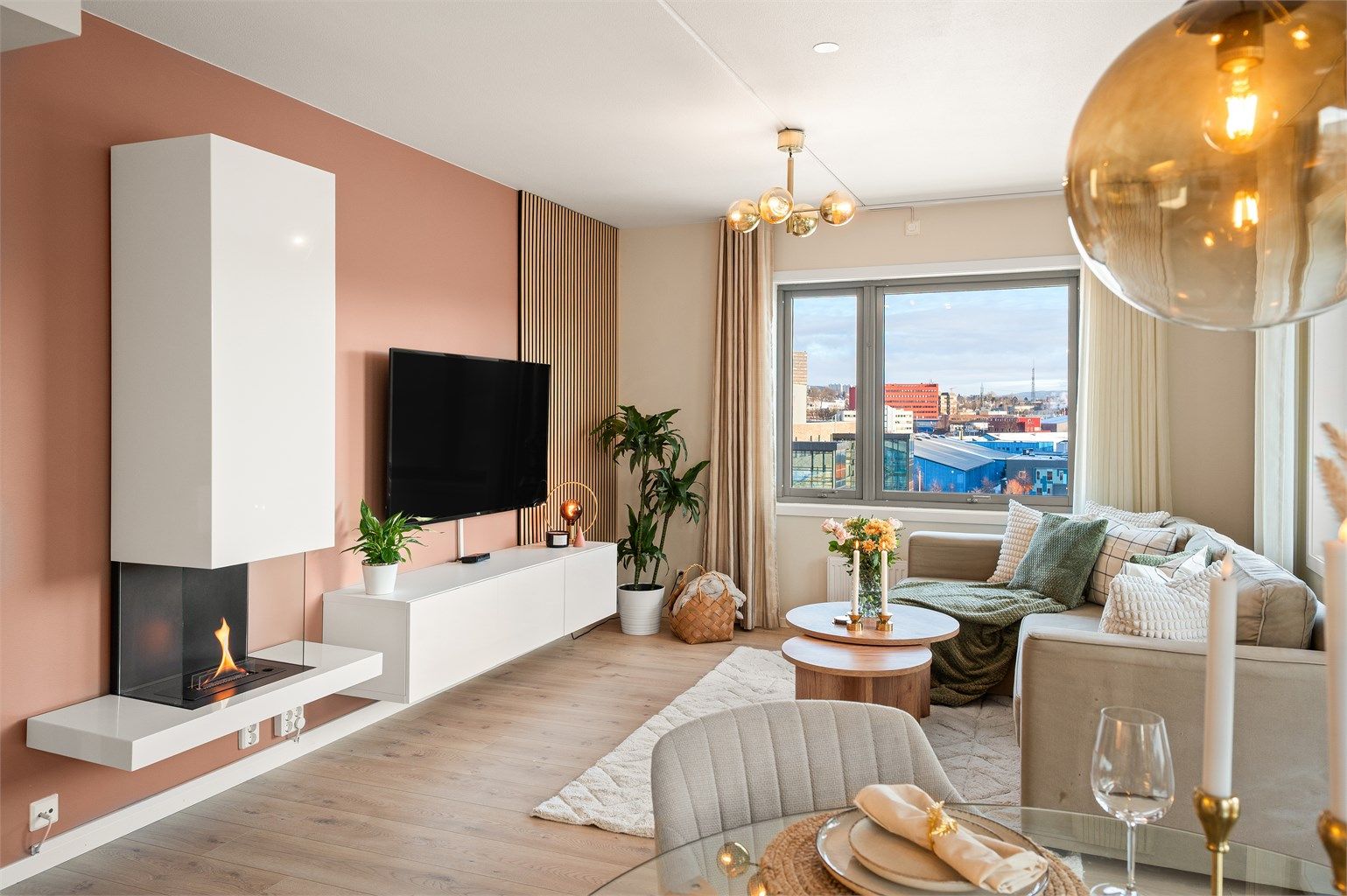 Spiler på veggen gir rommet et moderne og stilrent uttrykk.