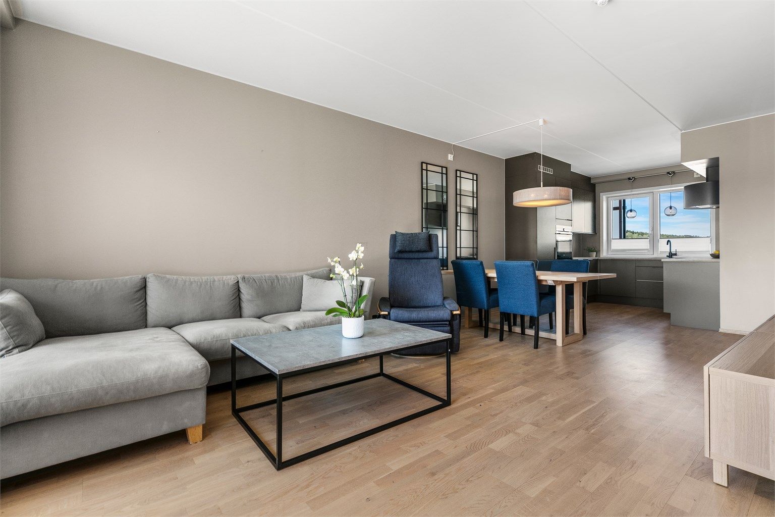 Stue mot kjøkken og spisestueplassen