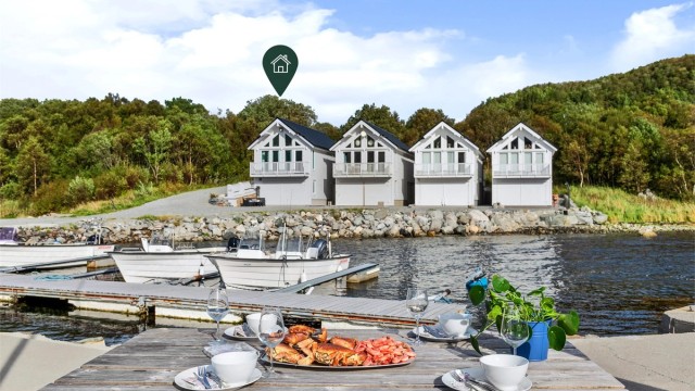 Velkommen til Hellandshamna 42, en Idyllisk fritidseiendom/rorbu ved sjøkanten på Hellandshamn utenfor Brattvåg i Haram kommune, presentert av Eiendomsmegler Christian Nogva Aarseth