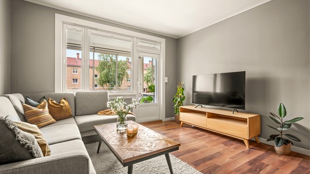 Balkongdør fra 2023 og vinduer fra 2019 bidrar til god isolasjon.