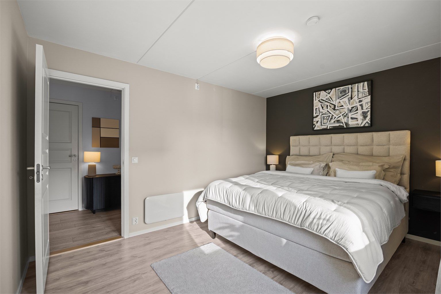Hovedsoverommet har god plass til stor dobbeltseng og oppbevaring