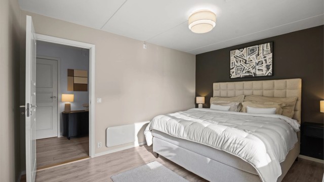 Hovedsoverommet har god plass til stor dobbeltseng og oppbevaring