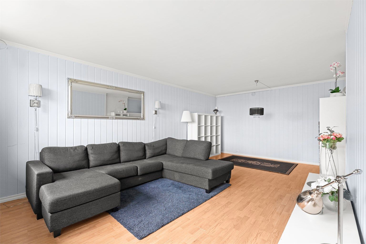 Utleidedel - Romslig og luftig stue med plass til sofagruppe og spisegruppe.