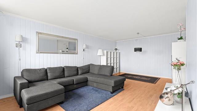 Utleidedel - Romslig og luftig stue med plass til sofagruppe og spisegruppe.