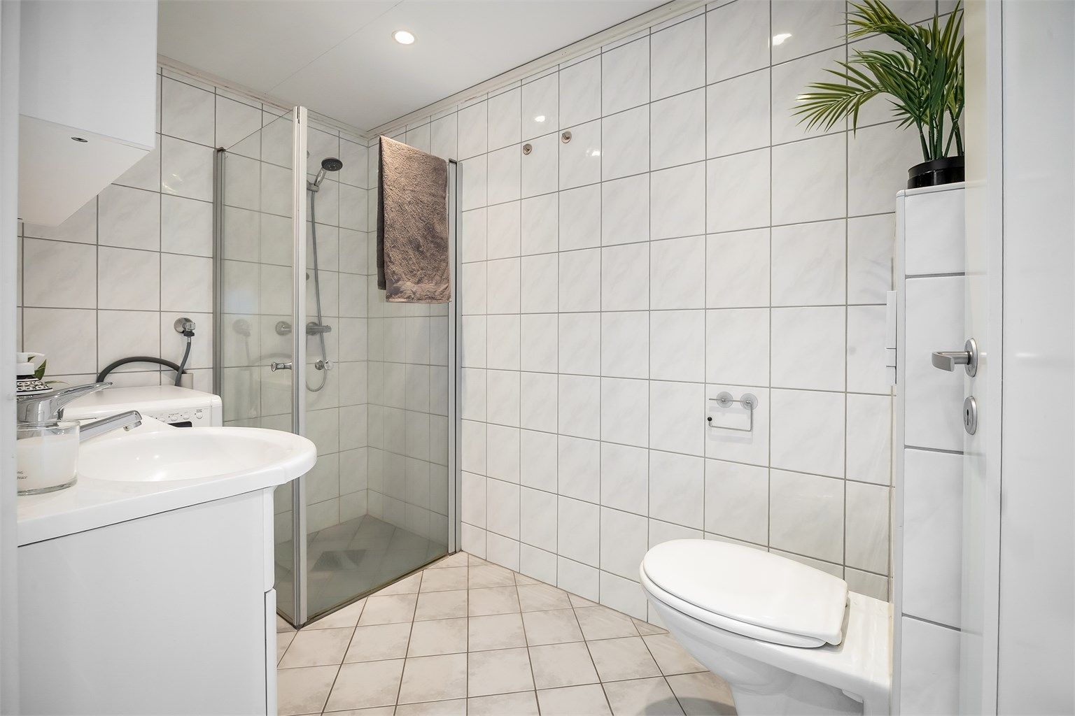 Flislagt bad med gulvvarme. Downlights i himlingen. Innredet med vegghengt servantinnredning.