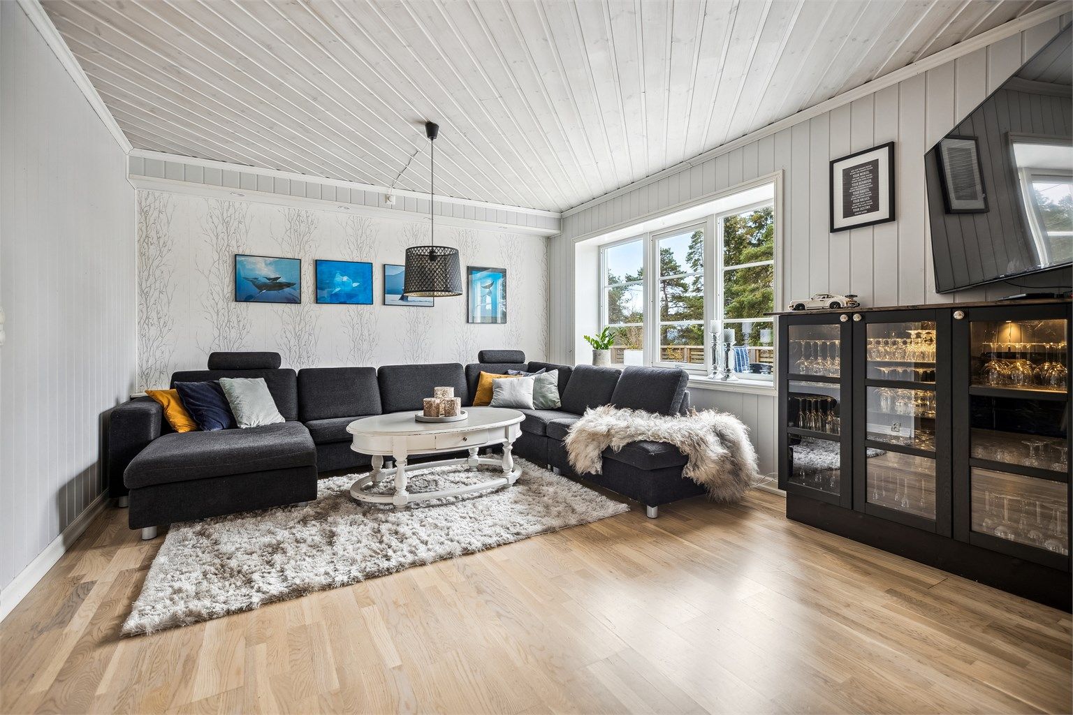 Hyggelig stue med god plass til sofagruppe