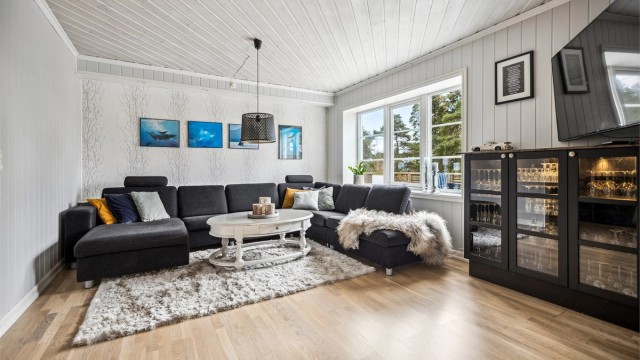 Hyggelig stue med god plass til sofagruppe