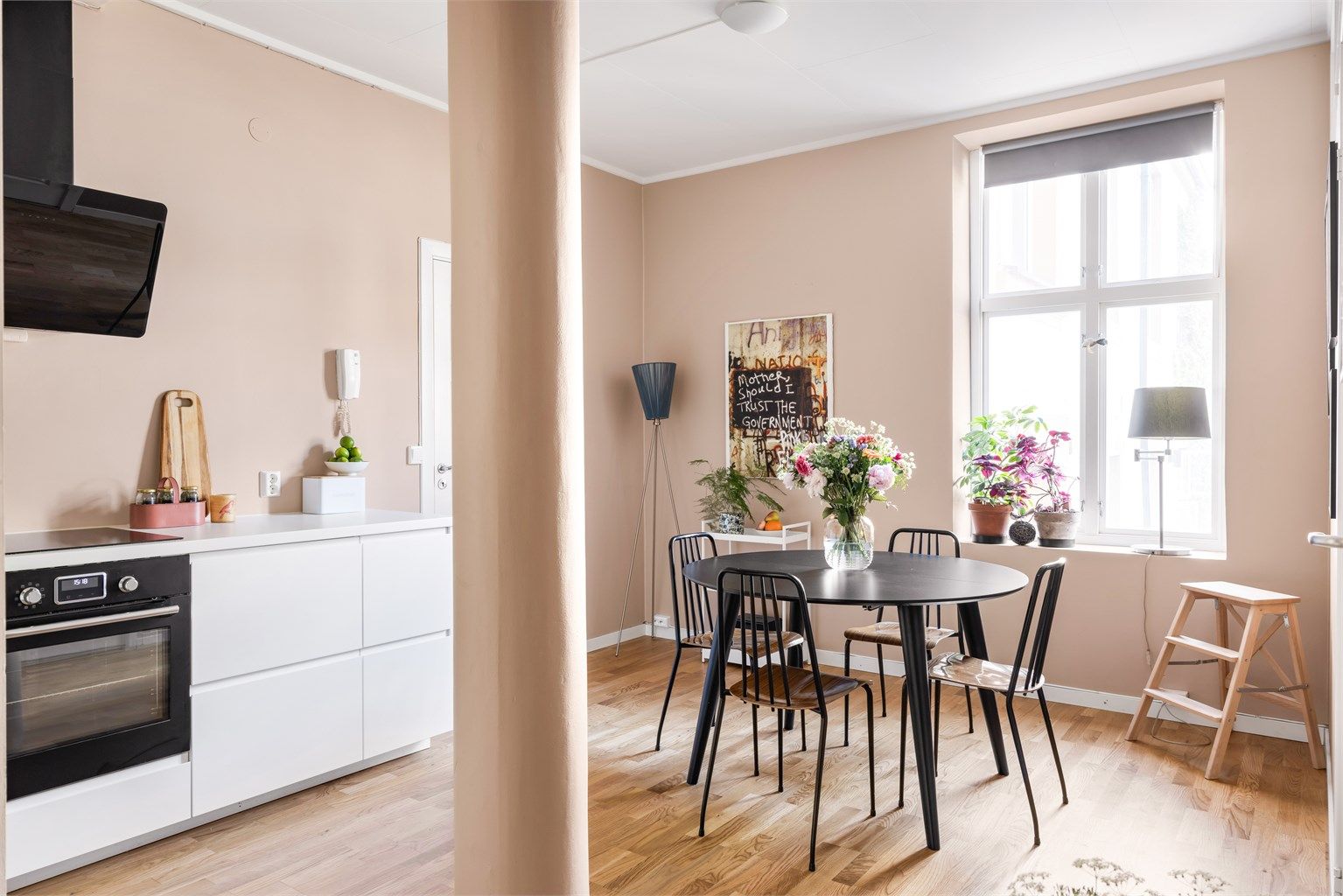 Med beliggenhet mot indre gård, og i en høy 1.etg,  er man helt skjermet for støy og sjenanse fra gateplan. 