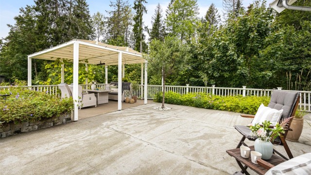 En paviljong på ca. 18 m² skaper en lun og definert sone på uteplassen.