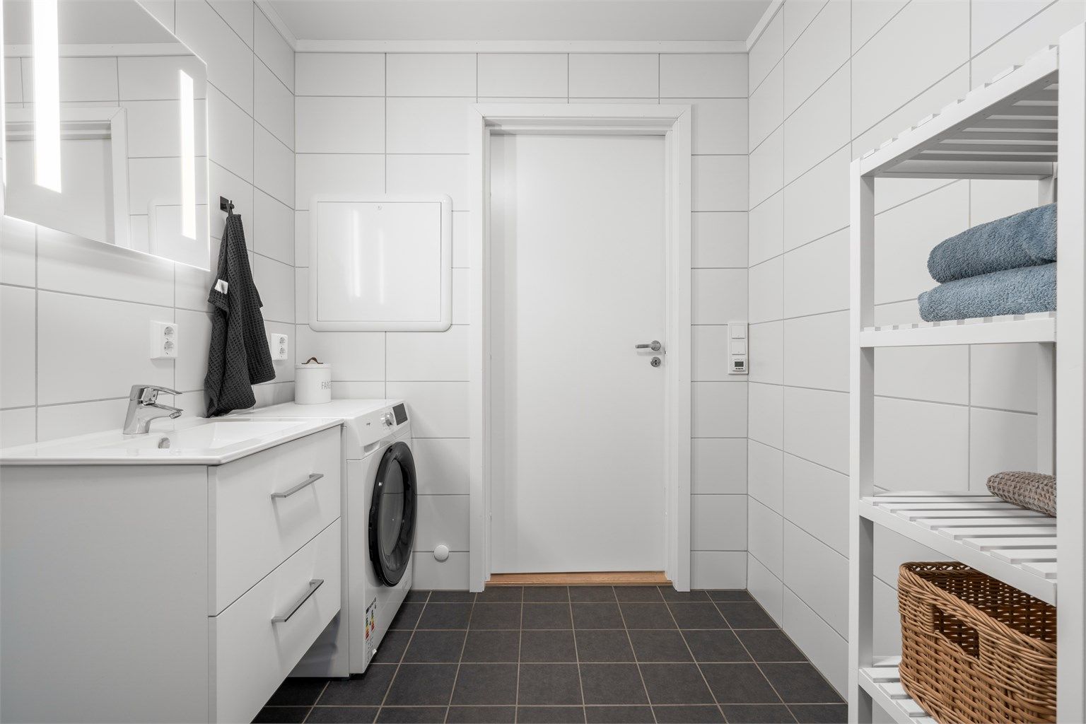 Rommet har opplegg for vaskemaskin og avtrekksventil i himling.
