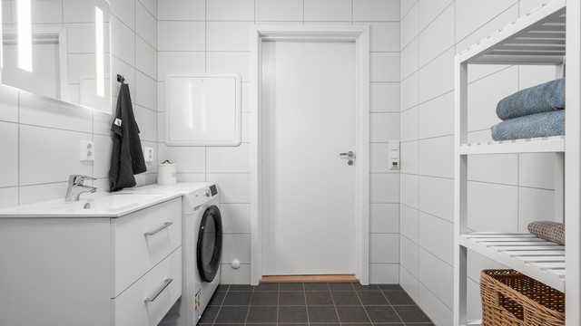 Rommet har opplegg for vaskemaskin og avtrekksventil i himling.