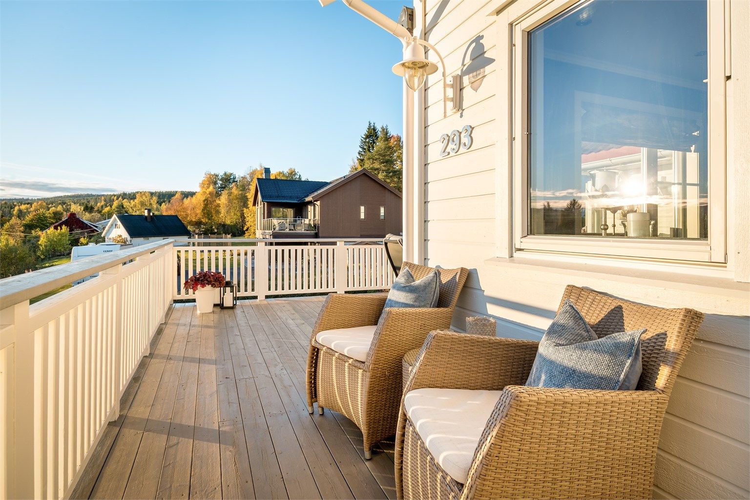 Terrassen har tilgang til stuen i 1. etasje. 