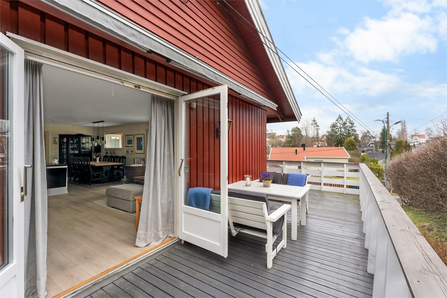 Fra stuen er det utgang til en nydelig veranda