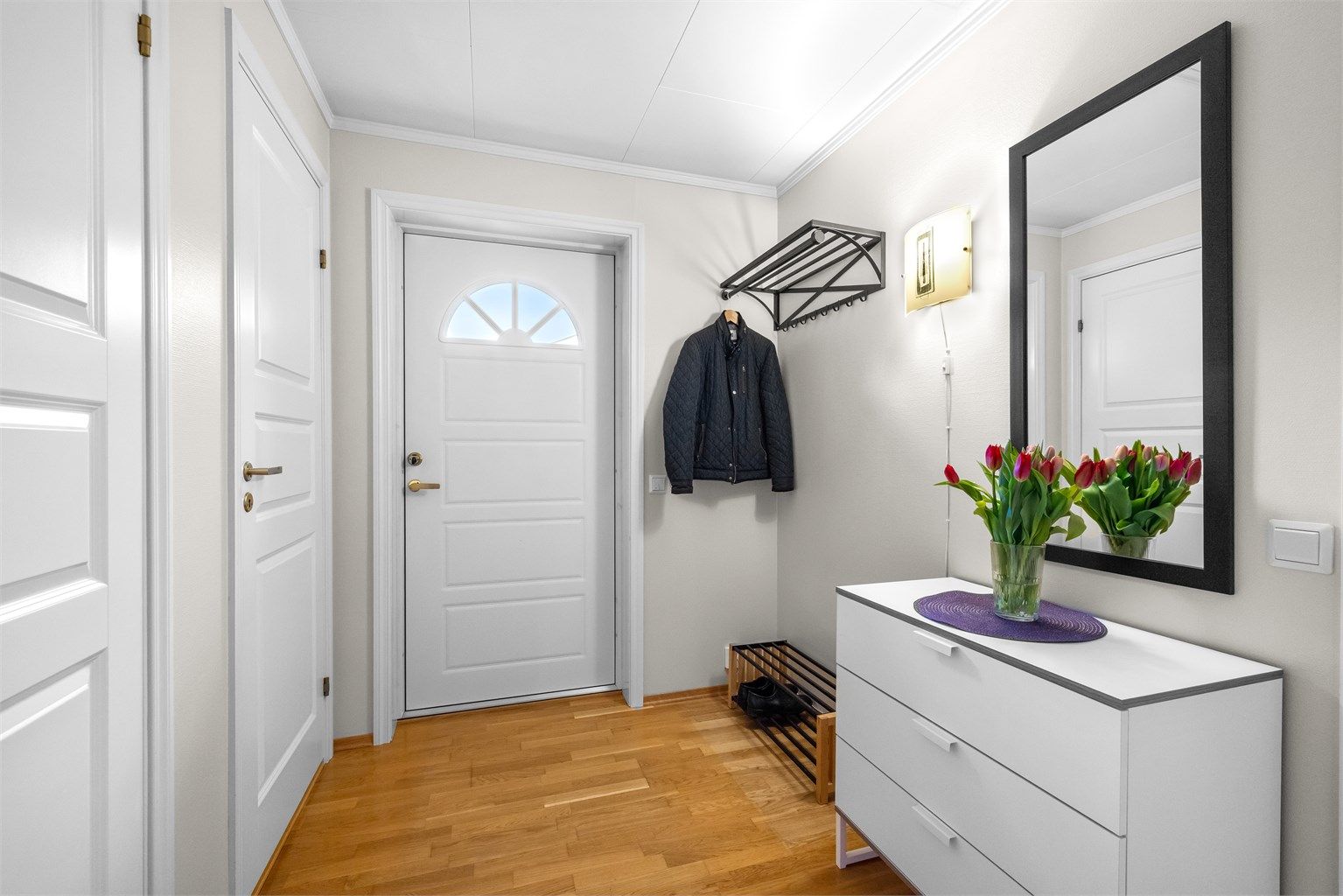 Lys og luftig entré med god plass til oppbevaring av sko og yttertøy.