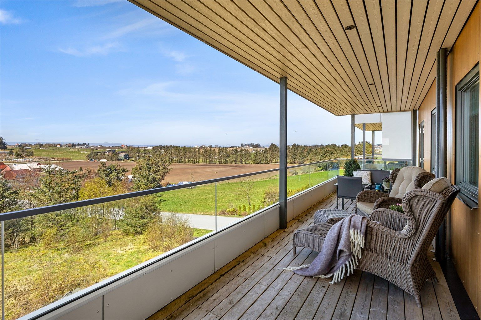 Rekkverket i glass sikrer utsikten, selv når man sitter.