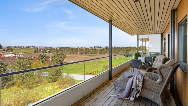 Rekkverket i glass sikrer utsikten, selv når man sitter.