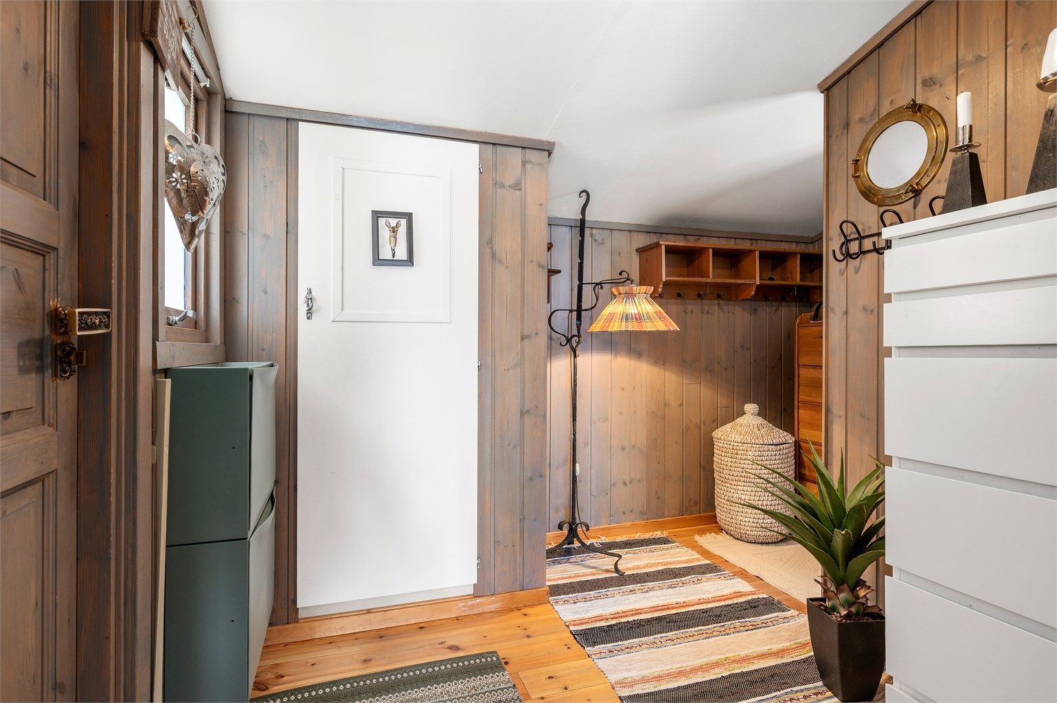 Velkommen inn! Romslig entré med gode oppbevaringsmuligheter for yttertøy og sko. 