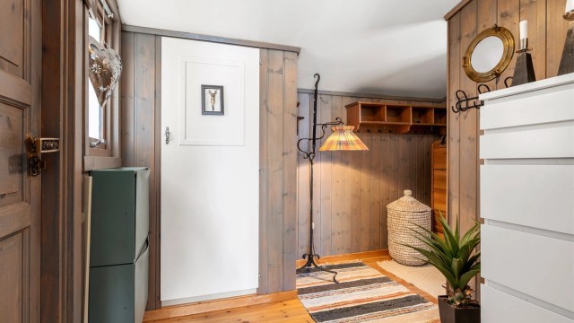 Velkommen inn! Romslig entré med gode oppbevaringsmuligheter for yttertøy og sko.