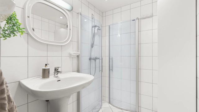 Flislagt bad med varmekabler og downlights i himling, pusset opp i 2009