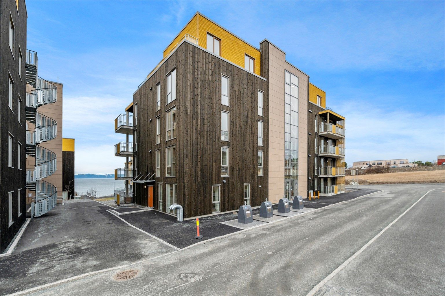 Leiligheten ligger i et etablert og barnevennlig boligområde, populært blant både fastboende og besøkende som ønsker å nyte naturens ro.