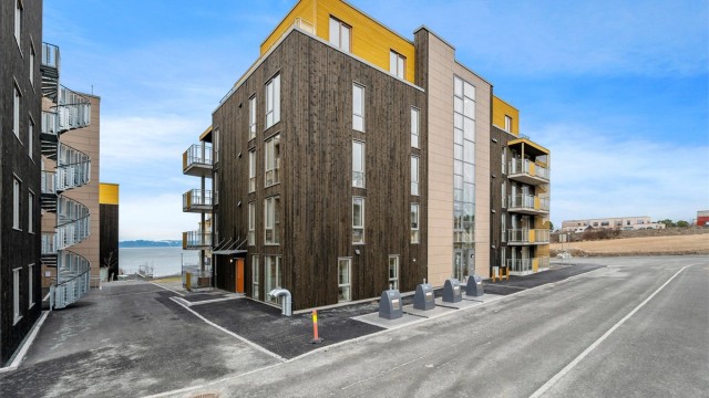 Leiligheten ligger i et etablert og barnevennlig boligområde, populært blant både fastboende og besøkende som ønsker å nyte naturens ro.