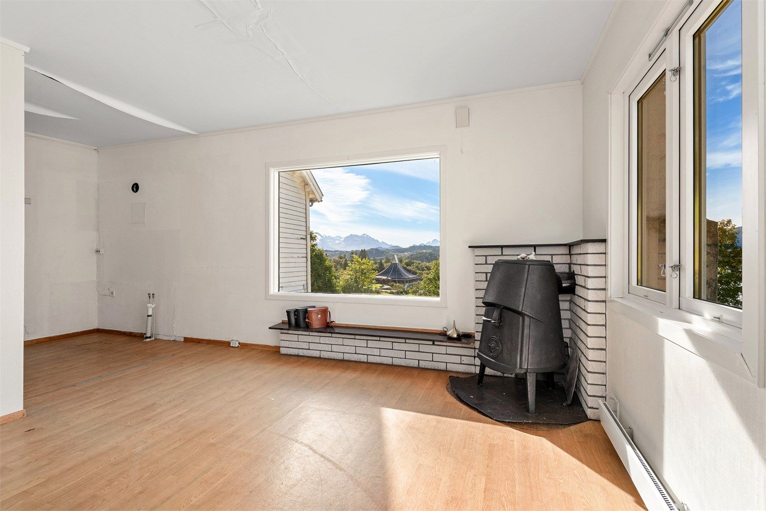 Rommet har lyse overflater og godt lysinnslipp fra to sider.