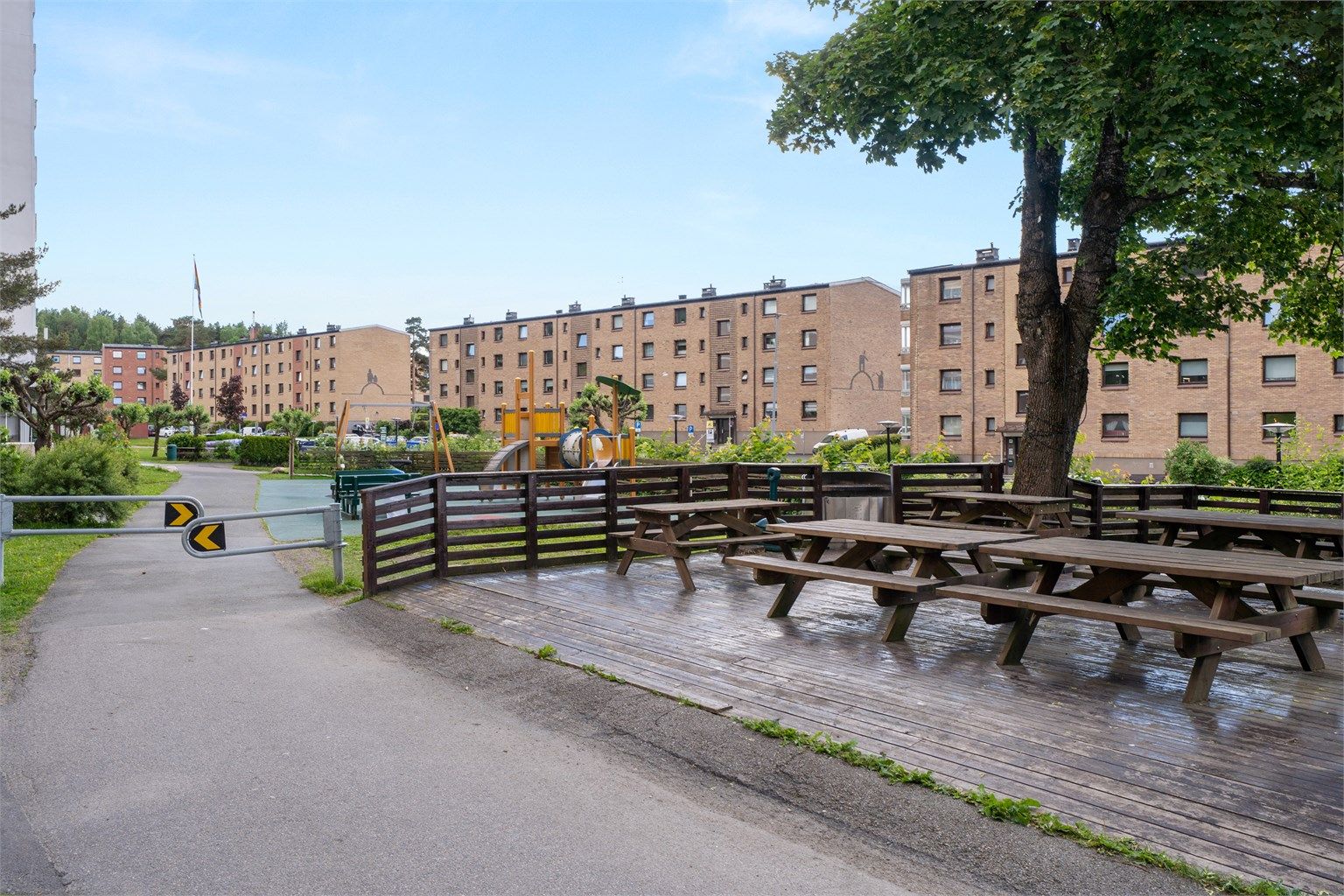 Borettslaget har flere grillplasser, sittegrupper, pent opparbeidet uteområdet, felles vaskerianlegg og festlokale i nr 8.
