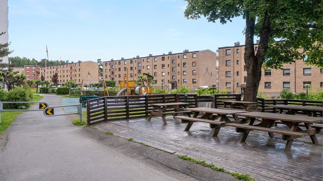 Borettslaget har flere grillplasser, sittegrupper, pent opparbeidet uteområdet, felles vaskerianlegg og festlokale i nr 8.