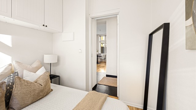 Soverom med plass til dobbeltseng og tilhørende nattbord.