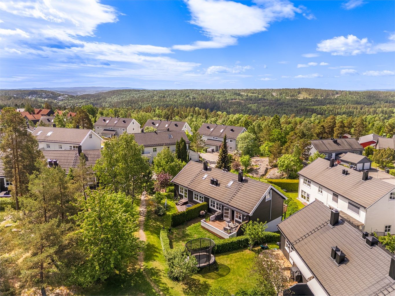 
Boligen ligger i et veletablert og barnevennlig boområde på Greverud