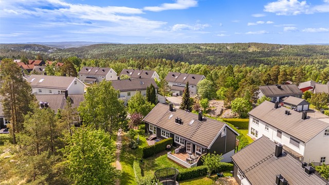 Boligen ligger i et veletablert og barnevennlig boområde på Greverud