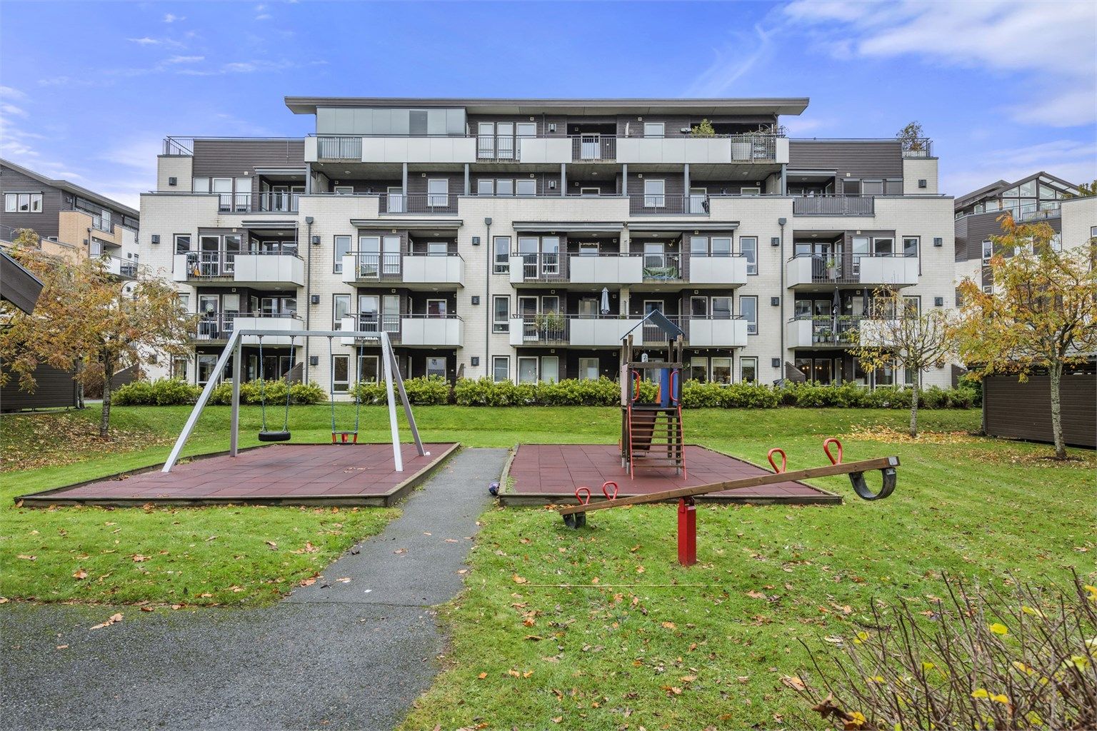 Omkring Såvegen finnes mange flotte grøntarealer og turmuligheter for liten, stor og firbente. Lekeplasser, butikker, cafeer, restauranter m.m. Alt i umiddelbart nærhet 