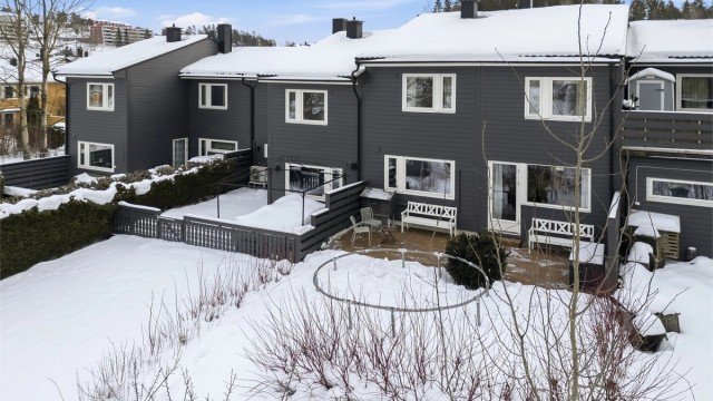 Boligen har opparbeidet hage og utgang direkte fra spisestuen til terrassen