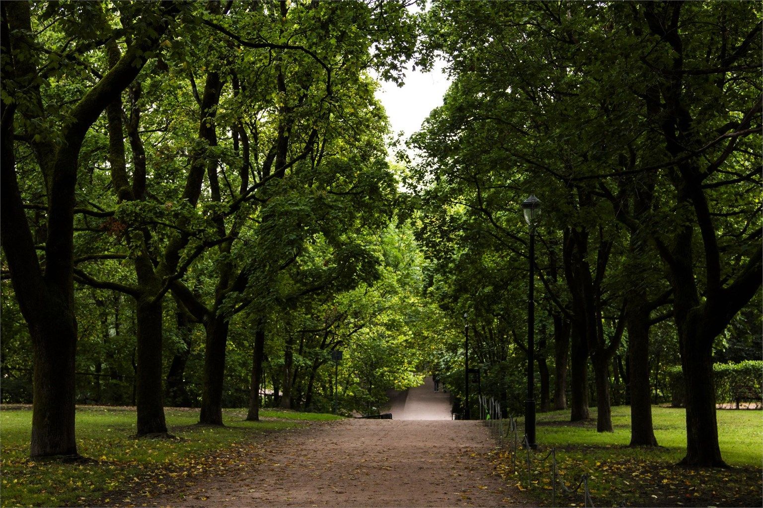 Fra sameiet går det et belte med grøntområde til disse parkene.