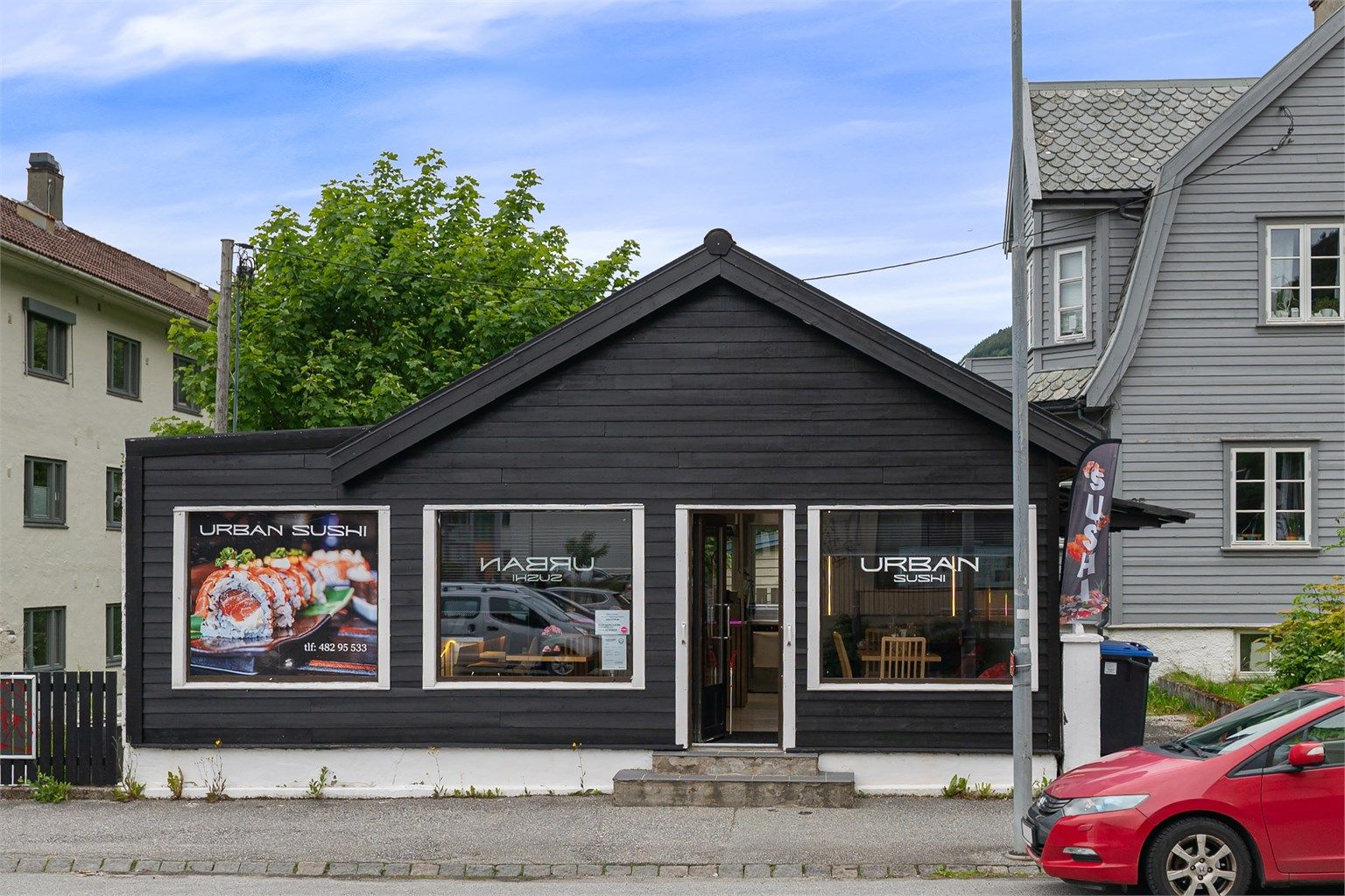 - Flere restauranter og butikker i nærheten hvor gode matopplevelser venter på deg. Urban Sushi ligger like over veien fra blokken -