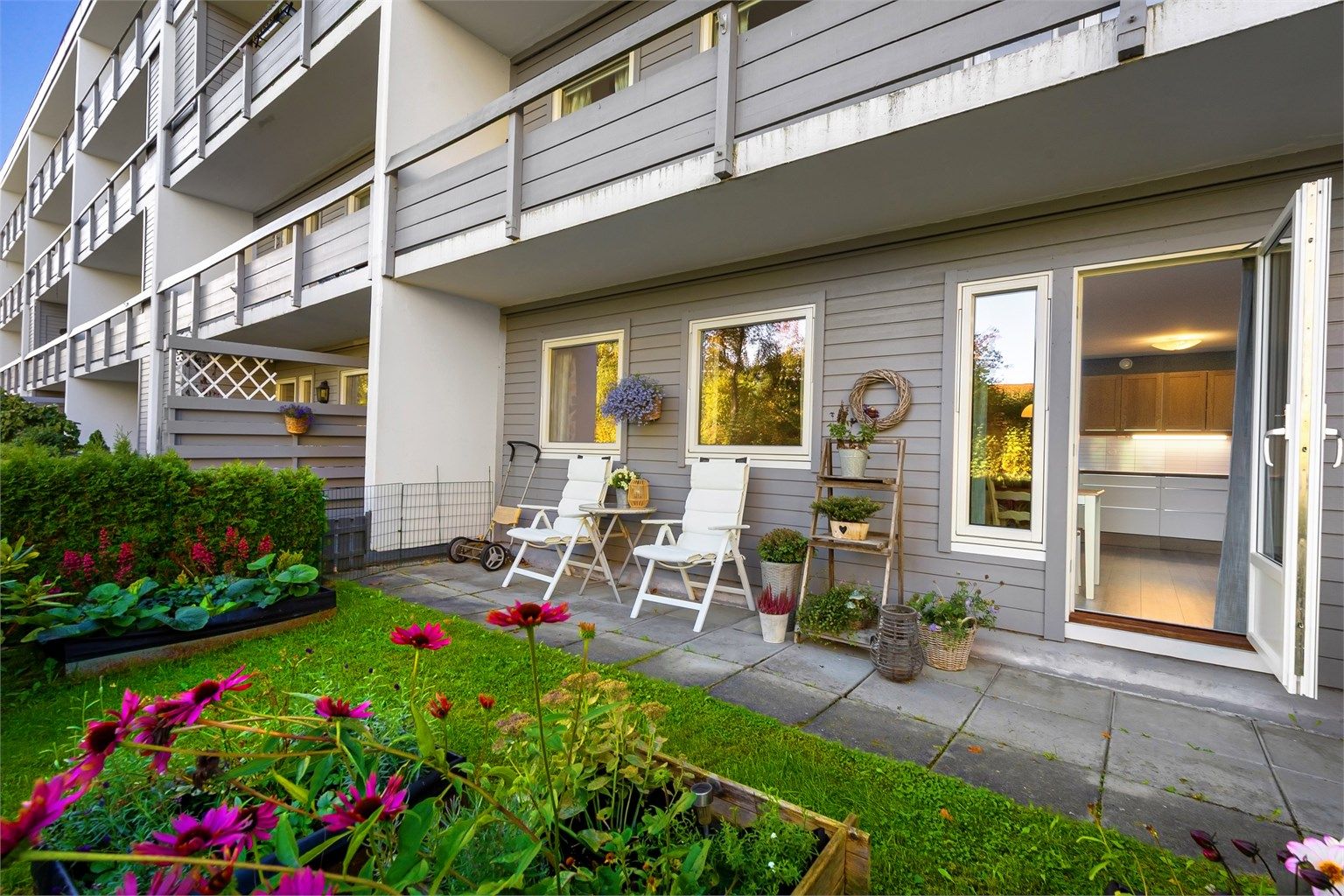 Østvendt markterrasse i direkte tilknytning til kjøkkenet med utgang til grøntområde.
