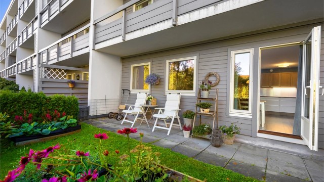Østvendt markterrasse i direkte tilknytning til kjøkkenet med utgang til grøntområde.