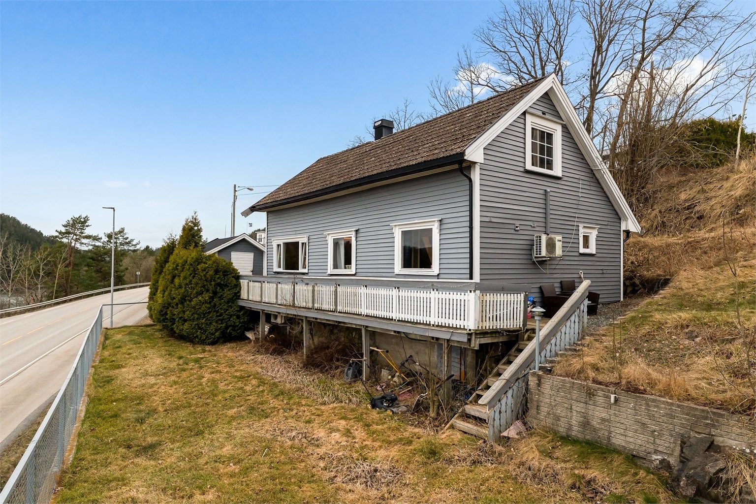 Eiendommen ligger fint på en usjenert tomt med nydelig utsikt utover sjøen.