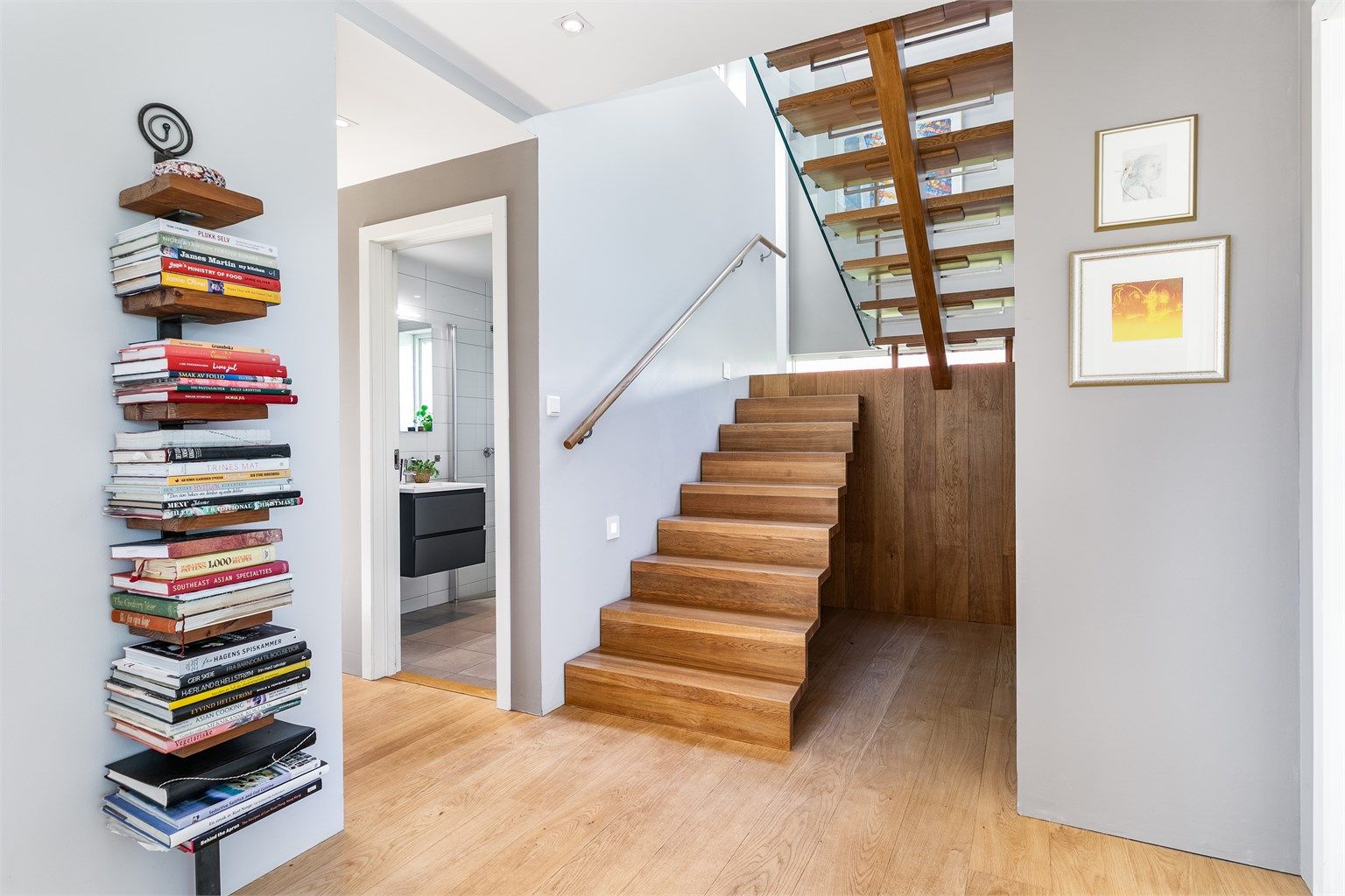 Legg merke til designet på trappen tegnet av arkitekten - Den er som et møbel å regne og laget på ett snekkerverksted i massiv eik.
