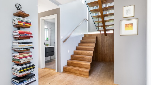 Legg merke til designet på trappen tegnet av arkitekten - Den er som et møbel å regne og laget på ett snekkerverksted i massiv eik.
