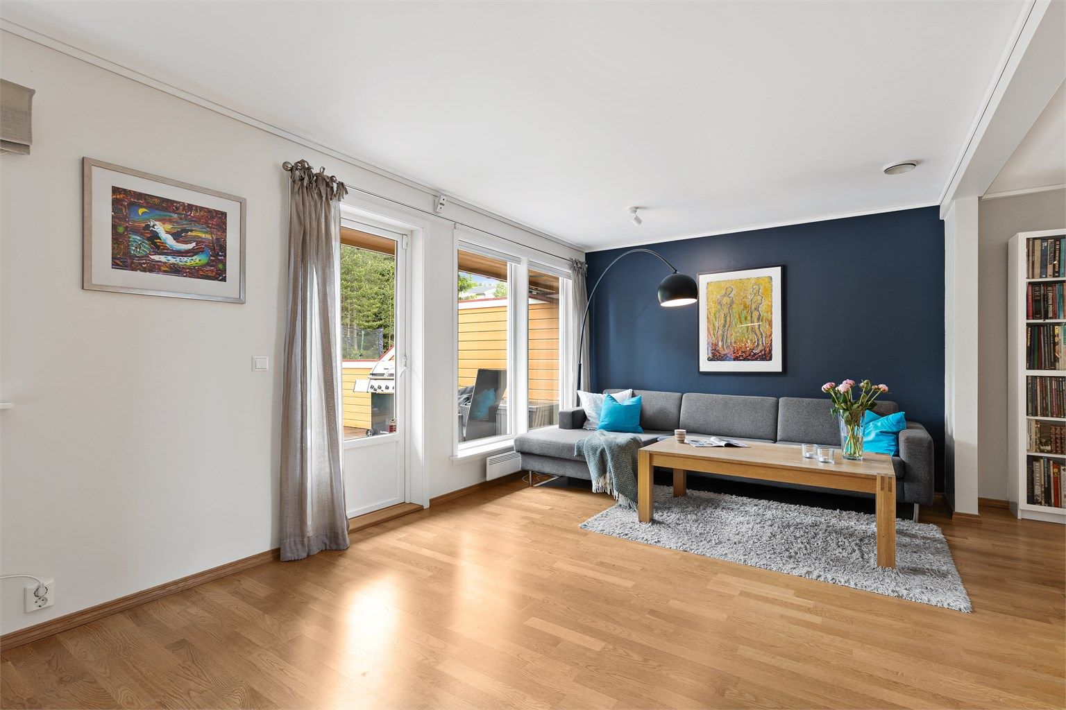 Stuen er av god størrelse og har rikelig med lysinnslipp fra store vindusflater.