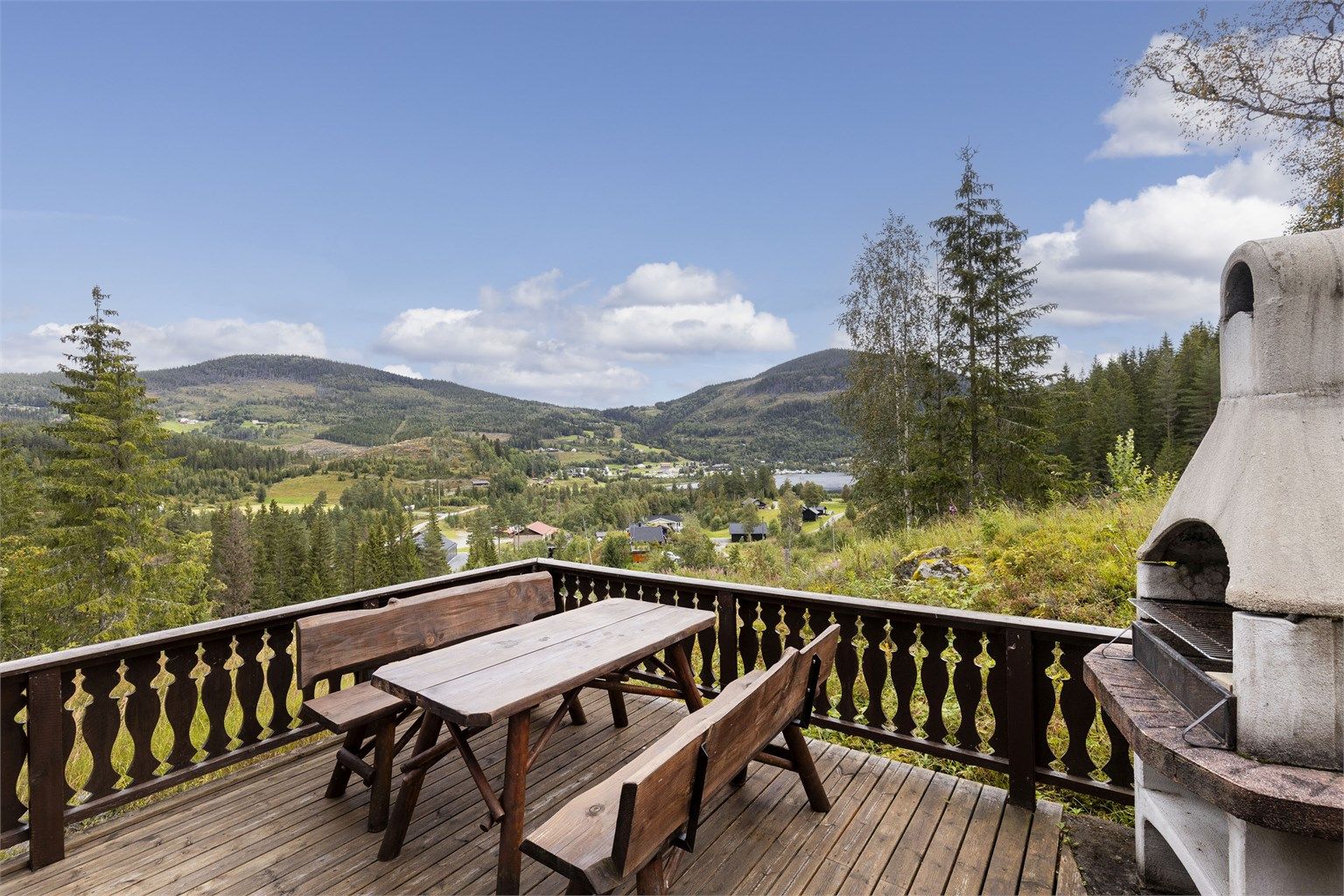 Nydelig utsikt til Bjårvatn og Tuddal sentrum