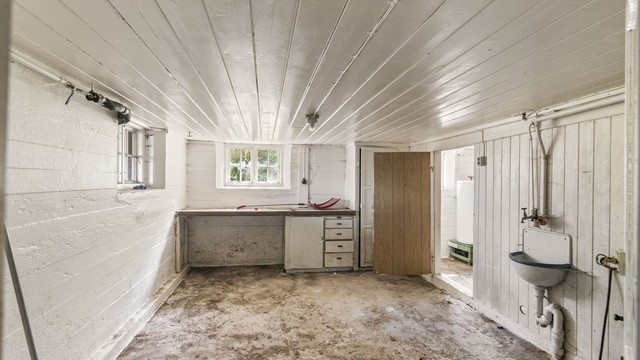 Praktisk arbeidsbenk og god plass for verksted eller hobbyrom i kjelleren. Innvendig og utvendig adkomst til kjelleren