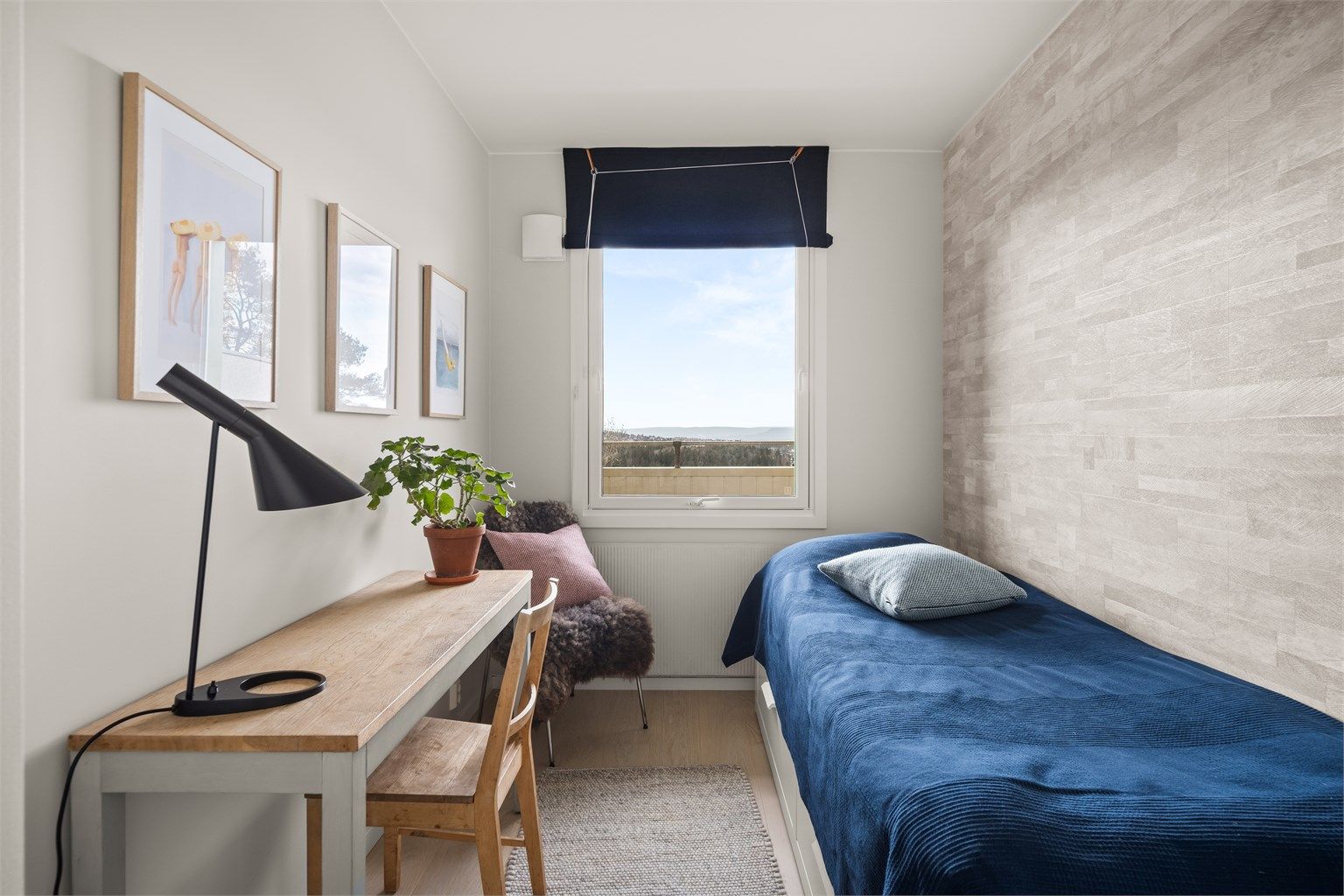 Leilighetens andre soverom har en god størrelse for barnerom, gjesterom eller kontor.