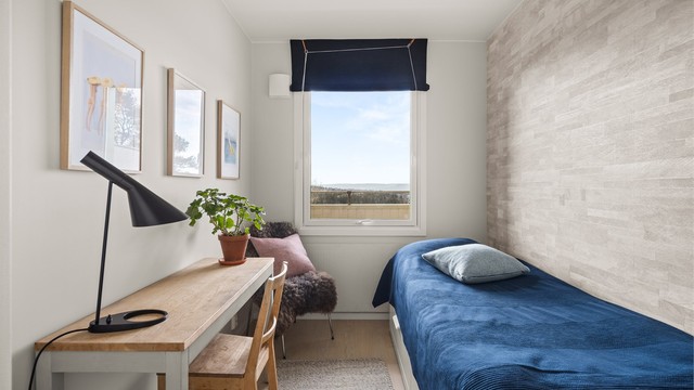Leilighetens andre soverom har en god størrelse for barnerom, gjesterom eller kontor.