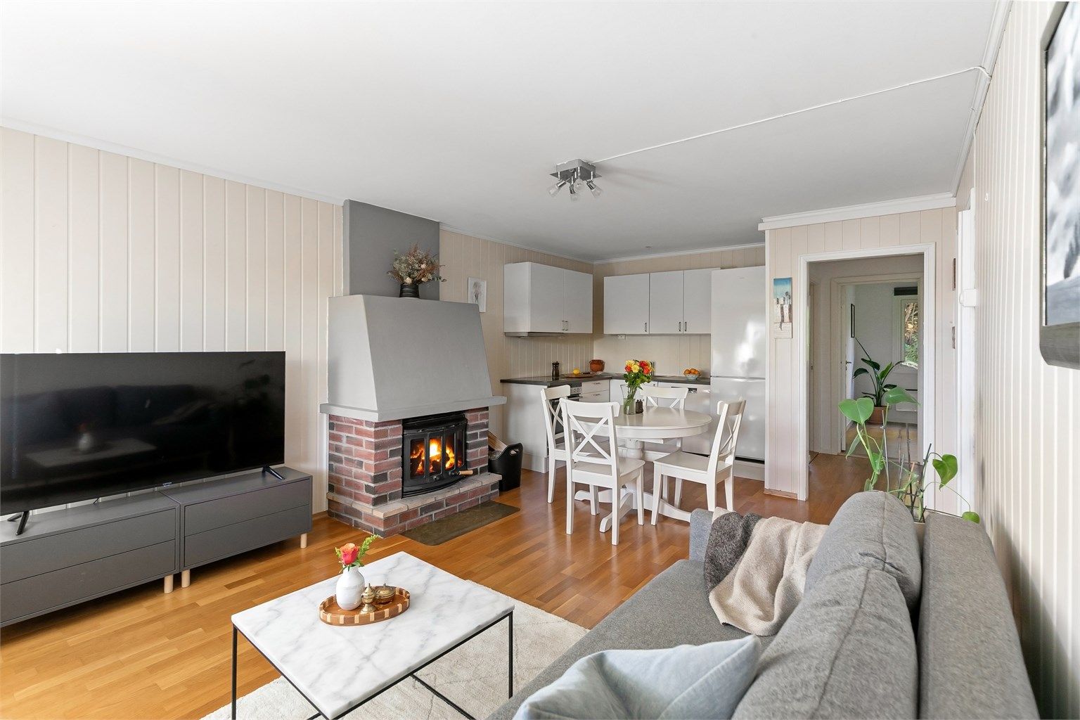  I stuen har du en koselig peis som gir både varme og hygge