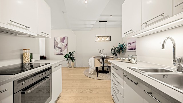 I tilknytning til kjøkkenet er det en naturlig spiseplass med rom for spisebord og flere sitteplasser.
