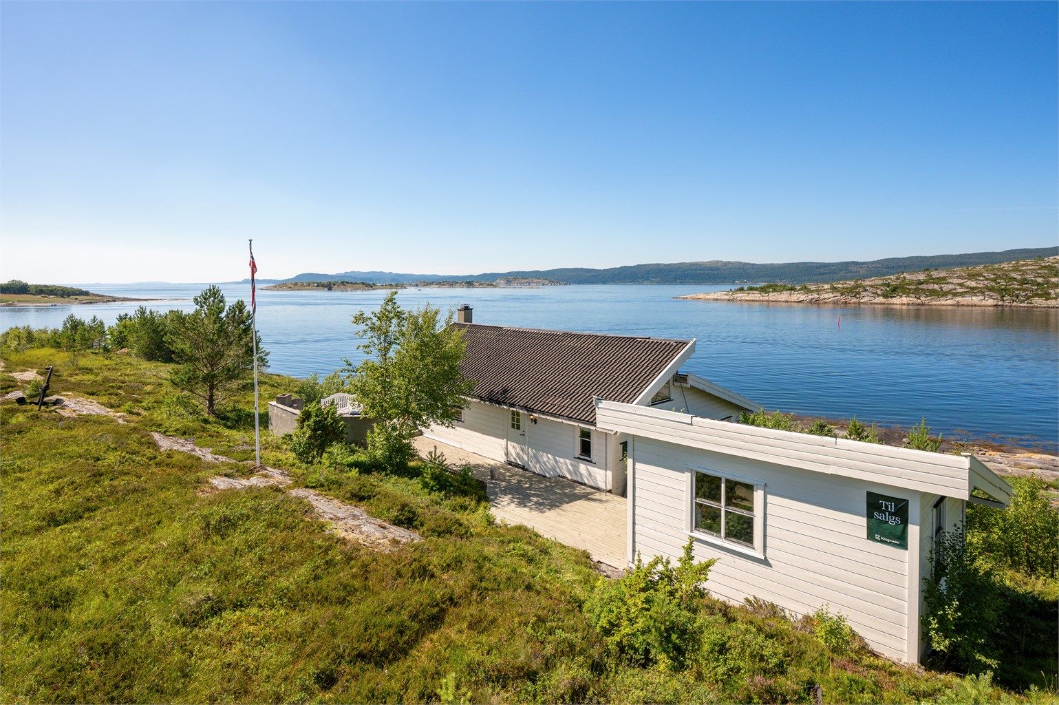 Det er oppført en praktisk utvendig bod med gode lagringsmuligheter. 